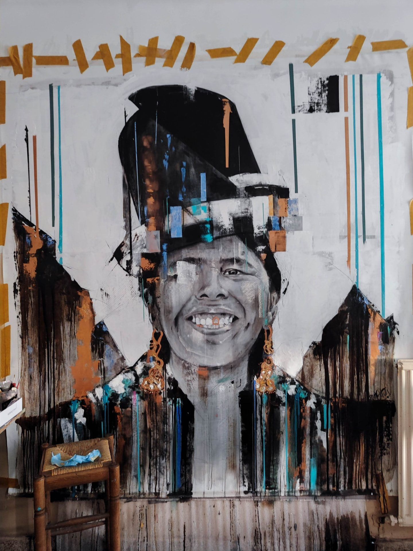 Cecilia, large-format portrait by PilarchoArt from the Cholitas Escaladoras series: a smiling Bolivian cholita with bowler hat and golden earrings, painted in greys, black, copper and turquoise with dripping textures.